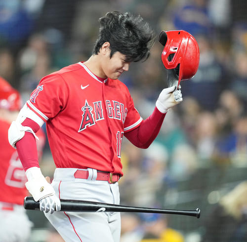 マリナーズ対エンゼルス　4回表エンゼルス1死、見逃しの三振に倒れベンチに戻るエンゼルス大谷（撮影・菅敏）