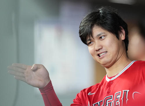 マリナーズ対エンゼルス　4回、ベンチでおどけた表情を見せるエンゼルス大谷（撮影・菅敏）