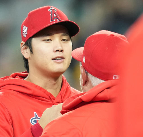 シーズンを終え、マドン監督（右）とハグするエンゼルス大谷（撮影・菅敏）