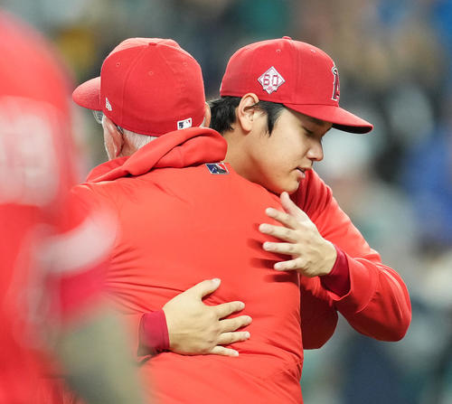 シーズンを終え、マドン監督（右）とハグするエンゼルス大谷（撮影・菅敏）