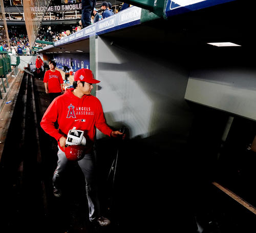 シーズン最終戦を終え、引き揚げるエンゼルス大谷（撮影・菅敏）