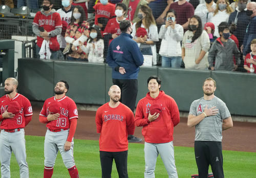 マリナーズ対エンゼルス　試合前、米国国歌を斉唱するエンゼルス大谷（右から2人目）（撮影・菅敏）