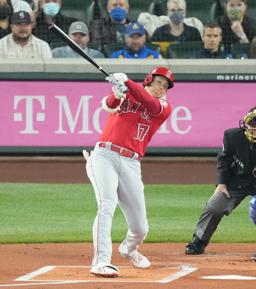 マリナーズ対エンゼルス　1回表エンゼルス無死、右越えに先制の46号本塁打を放つエンゼルス大谷（撮影・菅敏）