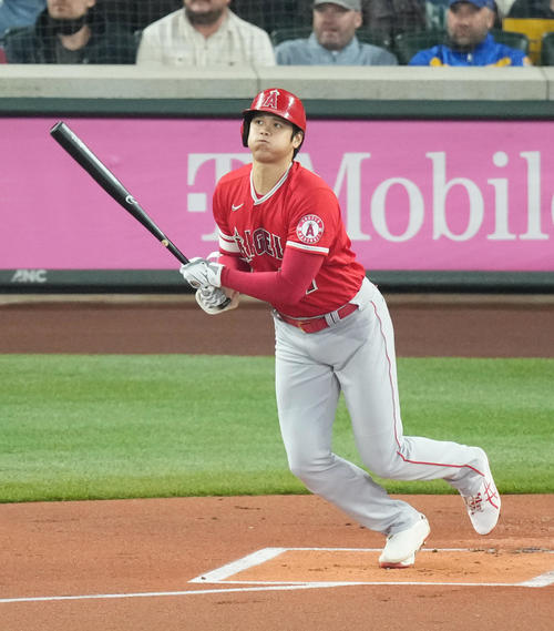 マリナーズ対エンゼルス　1回表エンゼルス無死、右越えに先制の46号本塁打を放つエンゼルス大谷（撮影・菅敏）