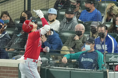 マリナーズ対エンゼルス　1回表エンゼルス無死、右越えに先制の46号本塁打を放ち、天を指さすエンゼルス大谷（撮影・菅敏）