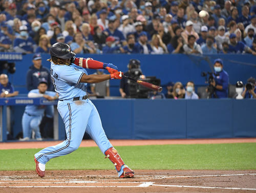 2回に48号2ランを放つゲレロ（ロイター）