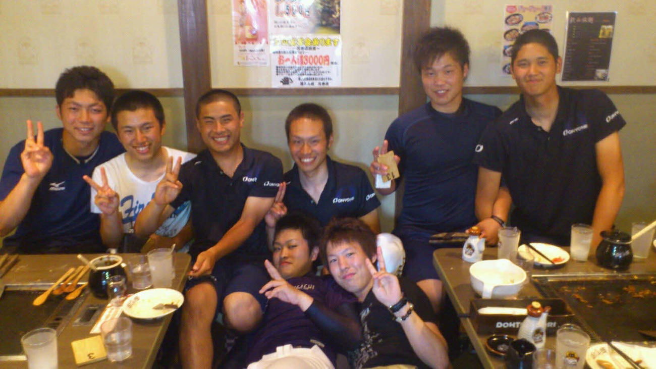 11年、夏の大会後、OBの選手たちと食事をする大谷（右端）と、佐々木大樹（同2人目）（佐々木氏提供）