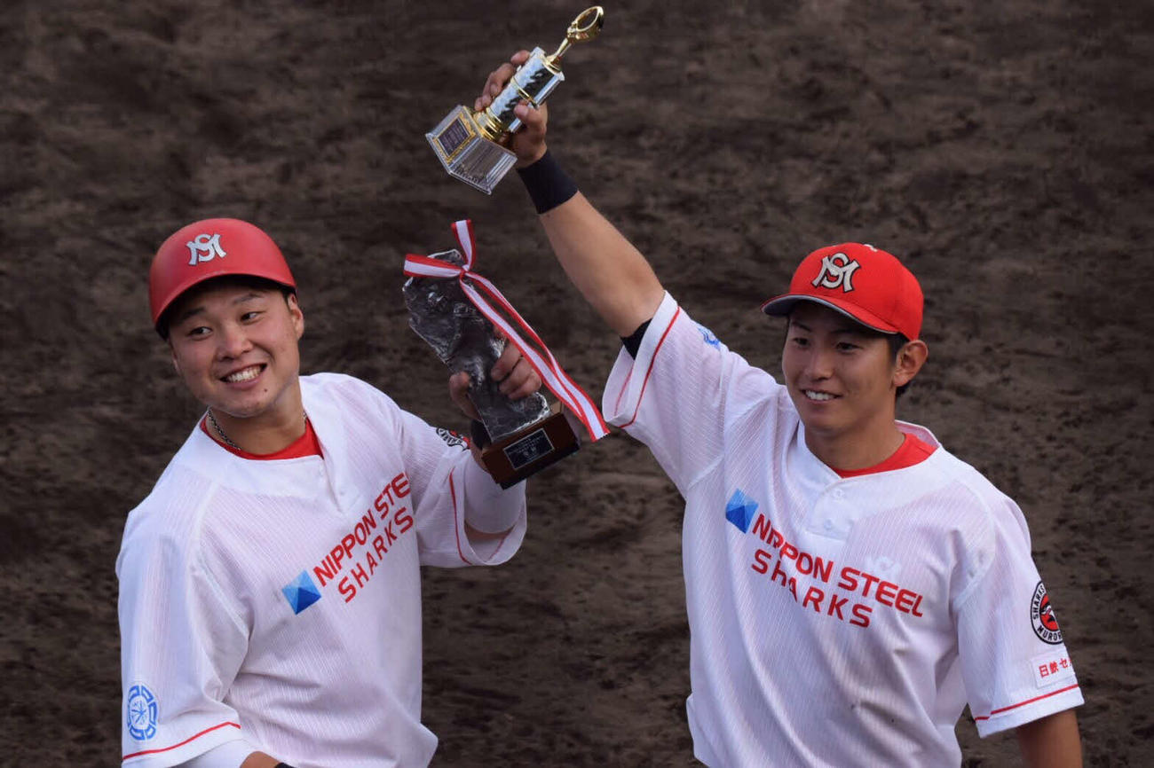 日本選手権出場を決め喜ぶ、室蘭シャークスの佐々木（左）（本人提供）