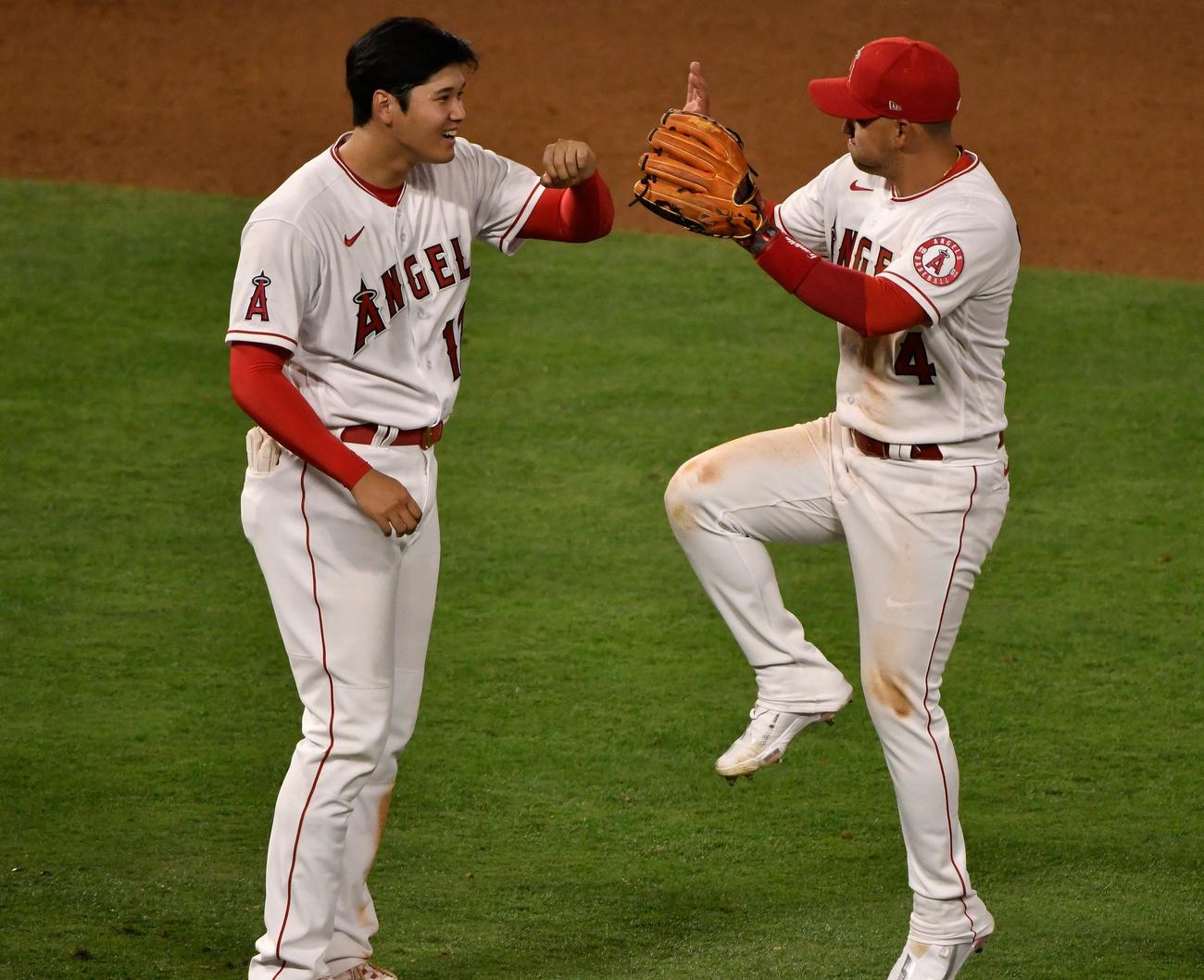 開幕戦に勝利し喜ぶ大谷（左）とイグレシアス（ロイター）