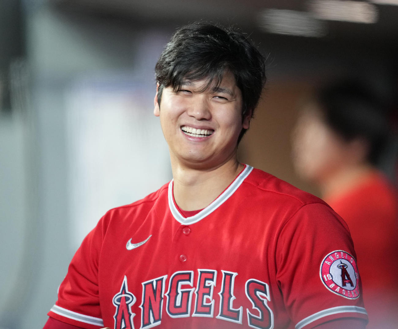 ベンチで笑顔を見せるエンゼルス大谷（2021年10月3日撮影）