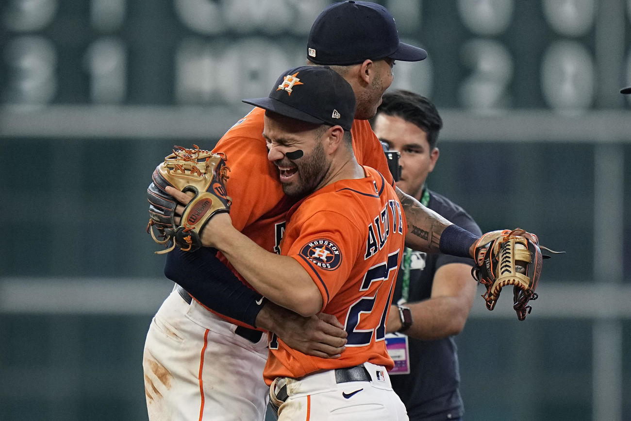 2連勝し抱き合うアストロズのアルトゥーベ（右）とコレア（AP）