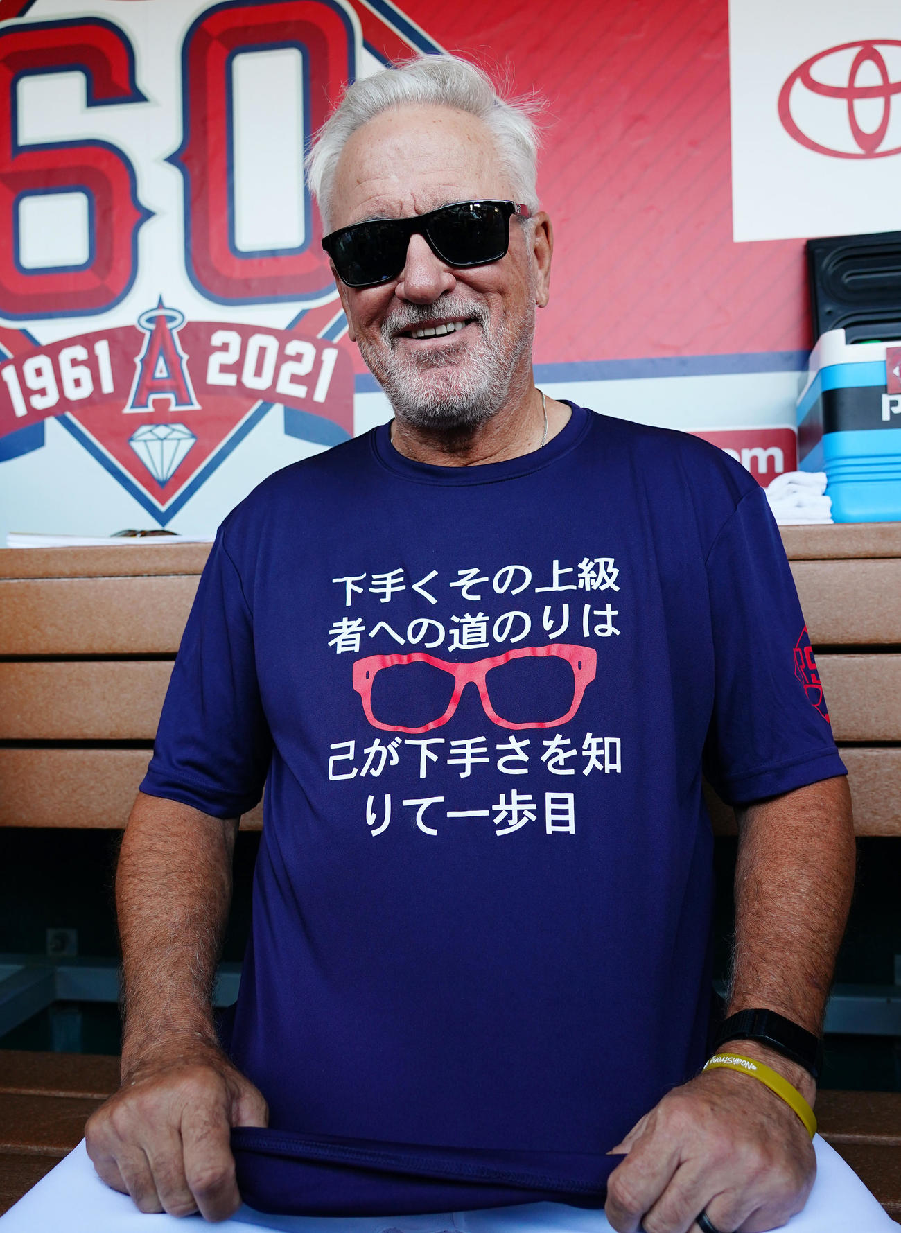 エンゼルス対アスレチックス　試合前、メッセージがプリントされたTシャツを着て会見するエンゼルス・マドン監督（2021年9月17日）