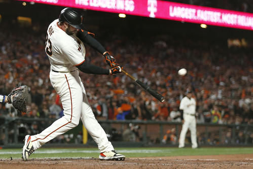 6回、同点ソロを放つジャイアンツのラフ（AP）
