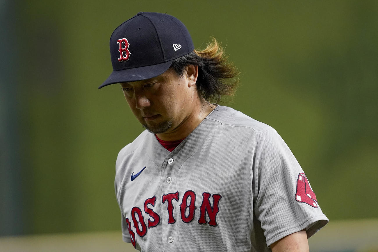 8回に登板も失点し降板するレッドソックス沢村（AP）