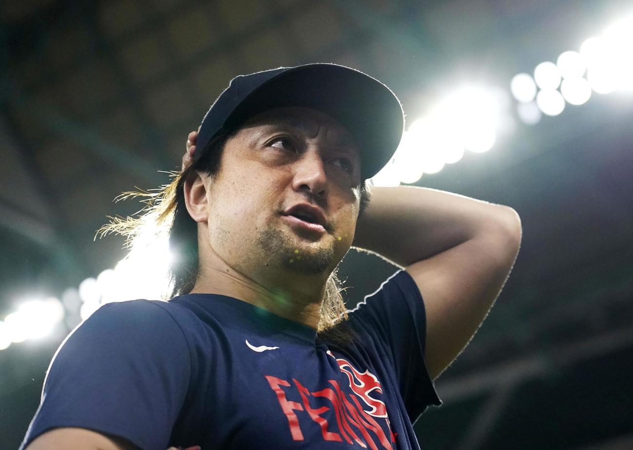 試合前に報道陣の質問に答えるレッドソックス・沢村＝ヒューストン（共同）