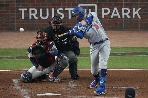 2回、二塁打を放つドジャースのポロック(AP)