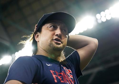 試合前に報道陣の質問に答えるレッドソックス・沢村=ヒューストン(共同)