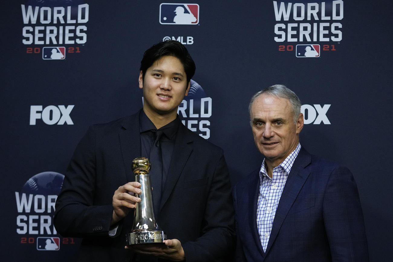 MLB・ヒストリック・アチーブメント・アウォード（MLB歴史的な偉業達成賞）を受賞したエンゼルス大谷翔平（左）とマンフレッド・コミッショナー（AP）
