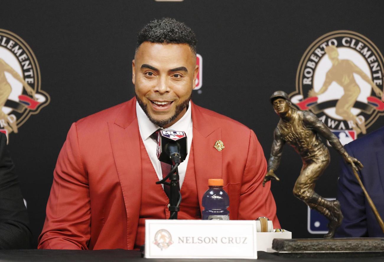 ロベルト・クレメンテ賞を受賞し、記者会見するレイズのクルーズ（共同）