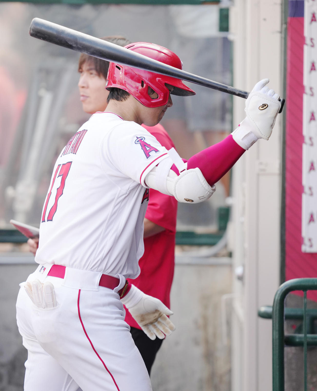 9月26日、マリナーズ戦で準備をしていたエンゼルス大谷翔平は手に持っているバットをたたきつけ悔しがる