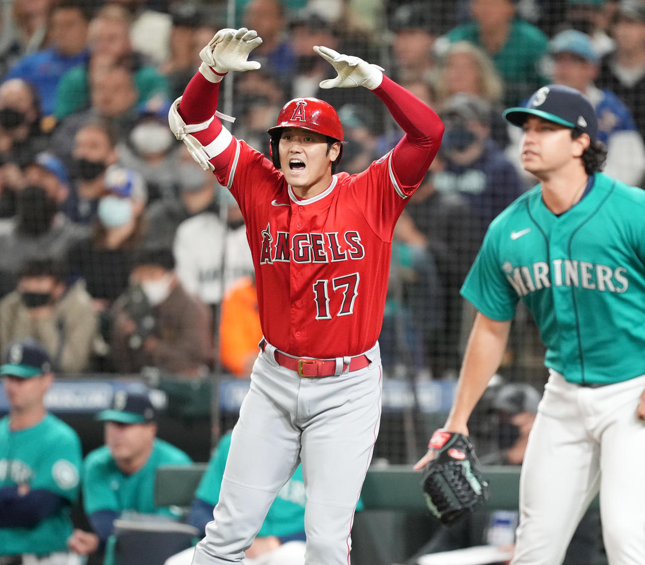 10月1日、マリナーズ戦戦で生還する走者を迎えるエンゼルス大谷翔平