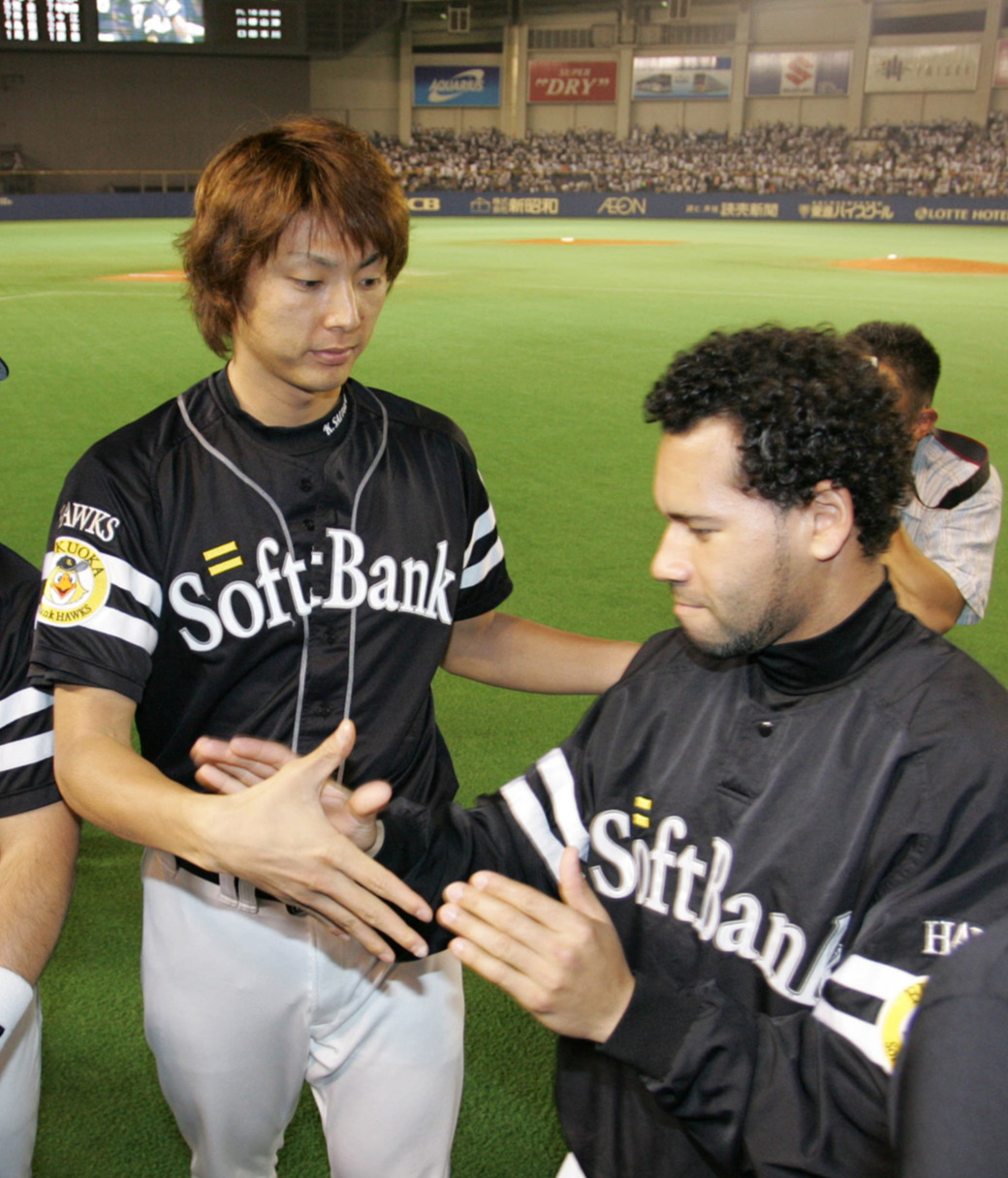 ソフトバンク時代、ペドロ・フェリシアーノさんと握手を交わす斉藤和巳氏（2005年6月29日撮影）