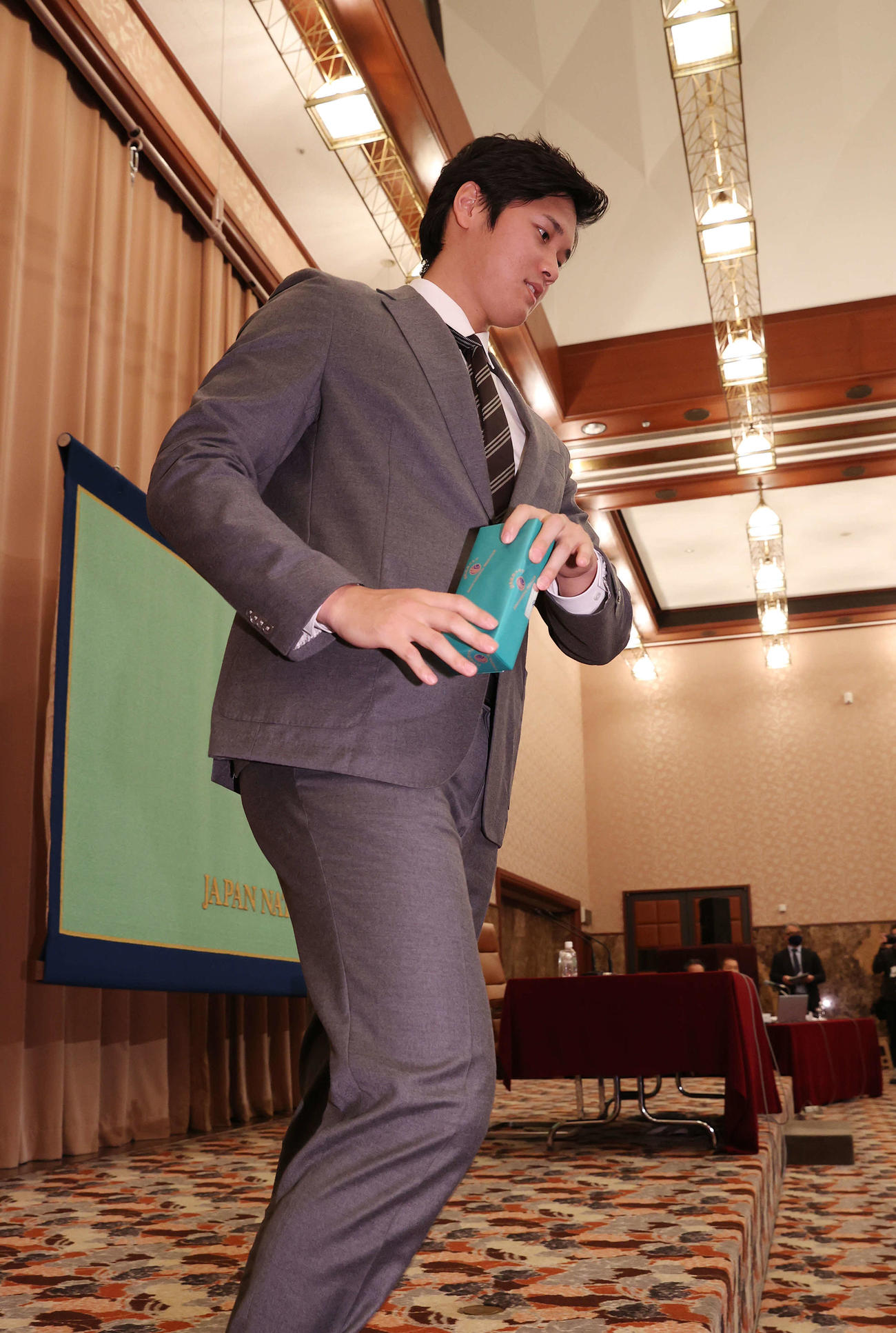 日本記者クラブでの会見を終え引き上げるエンゼルス大谷（撮影・河野匠）