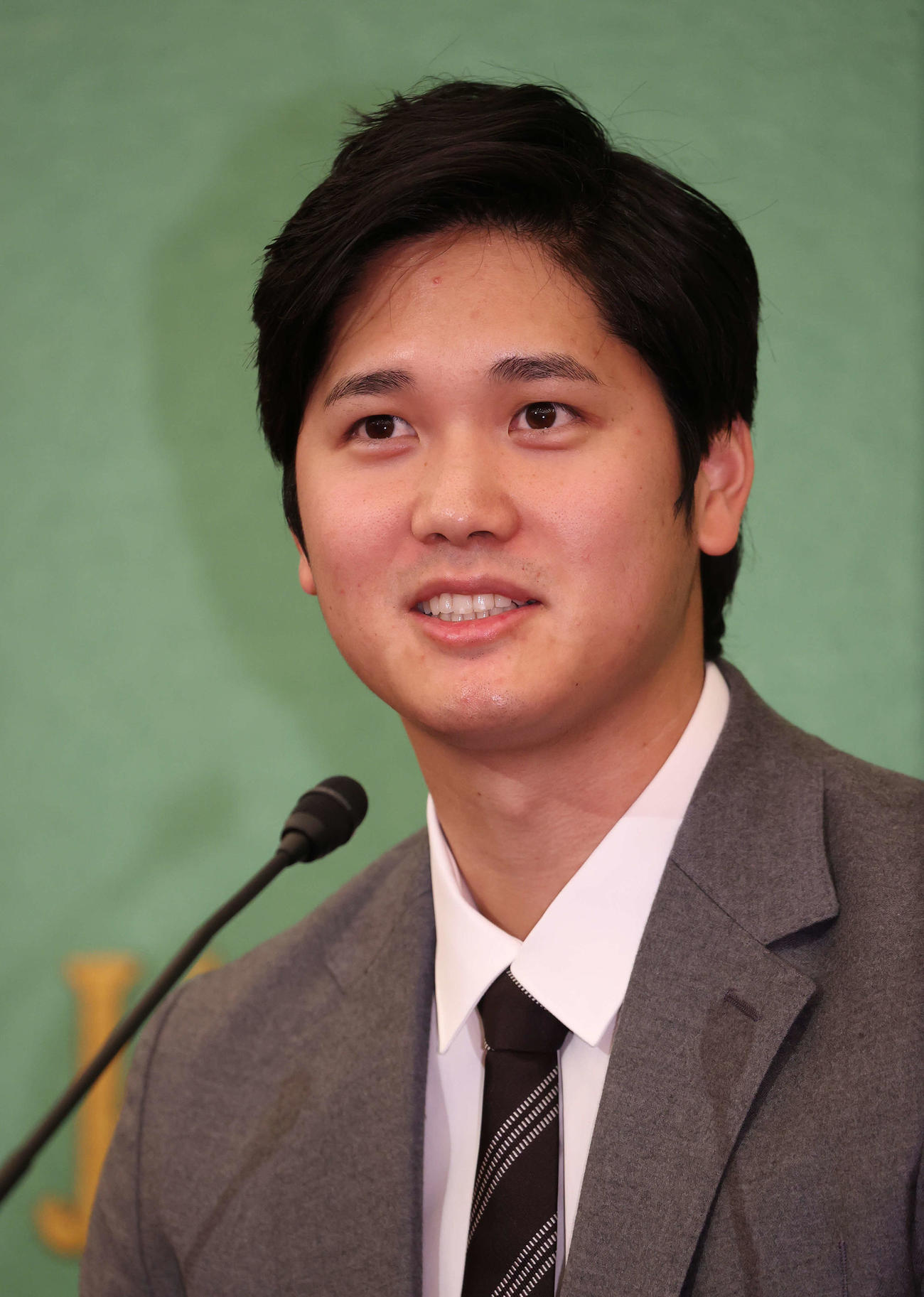 日本記者クラブでの会見で笑みを浮かべるエンゼルス大谷（撮影・河野匠）