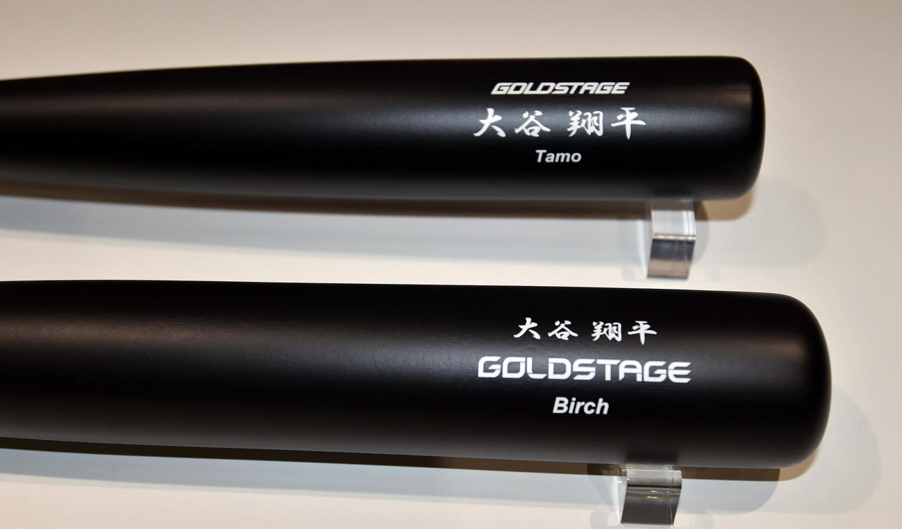 エンゼルス大谷が今季使用したバット（下）。20年モデル（上）のアオダモ材から、バーチ材に変わった