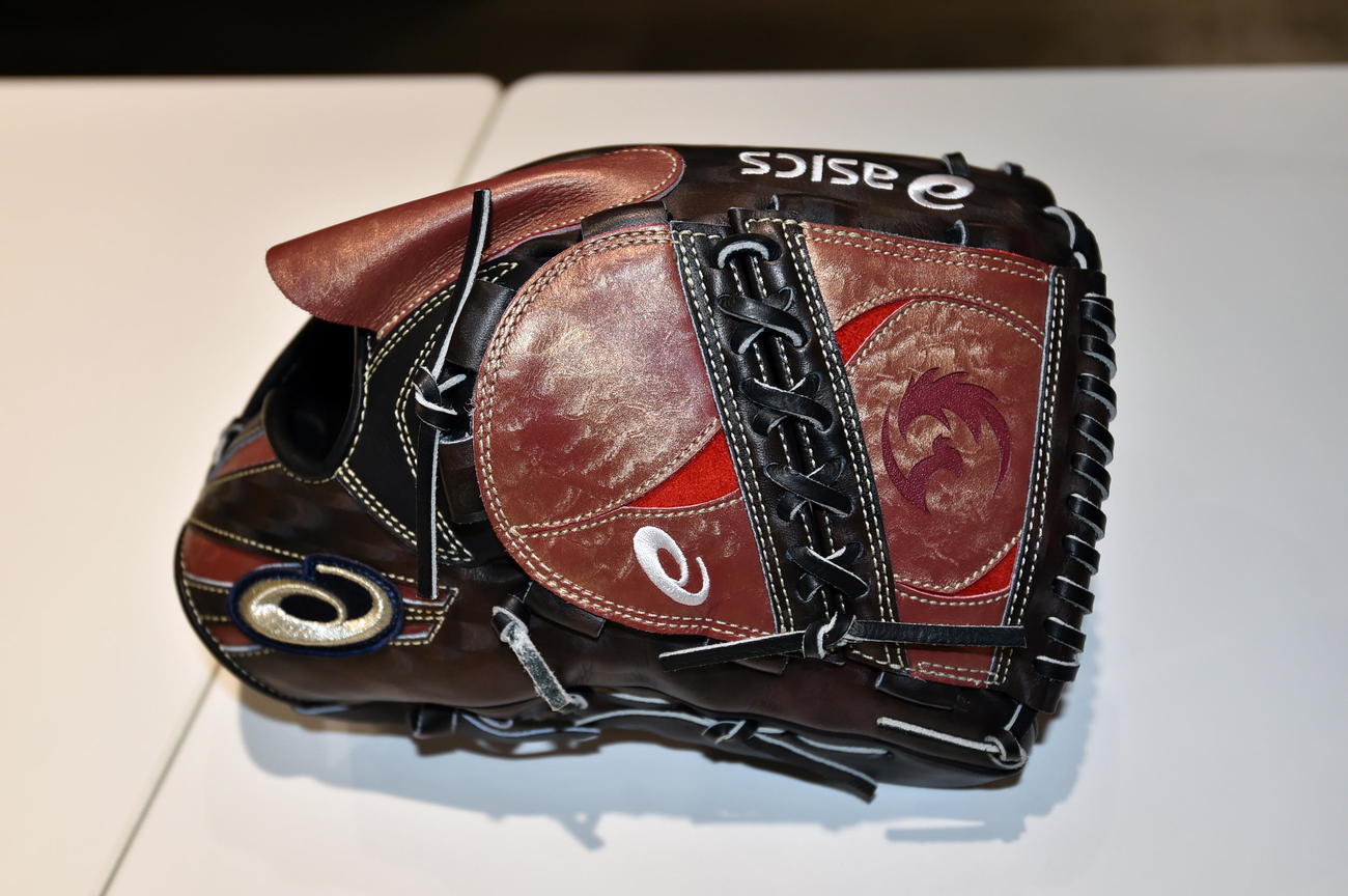 エンゼルス大谷が今季使用したグラブ。機能性とともにデザインを重視し、ウェブ部にはフェニックスのデザインが描かれる
