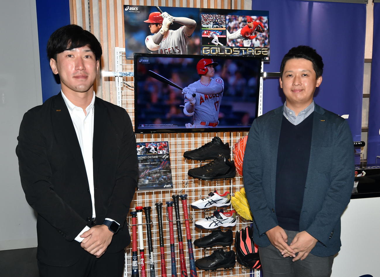 エンゼルス大谷の用具を担当するアシックスの沢野さん（左）と河本さん