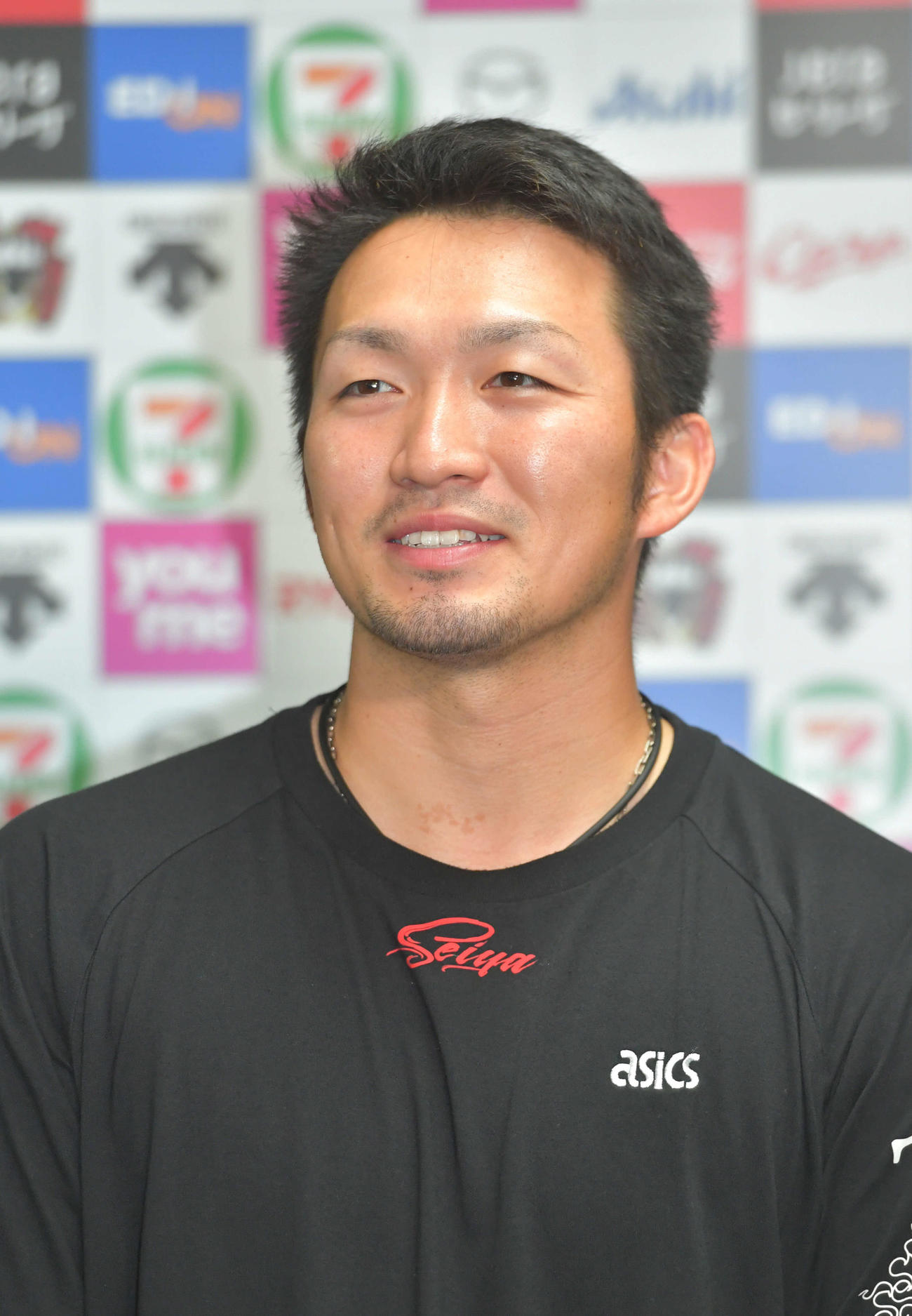 取材に応じる鈴木誠也（2021年11月16日）