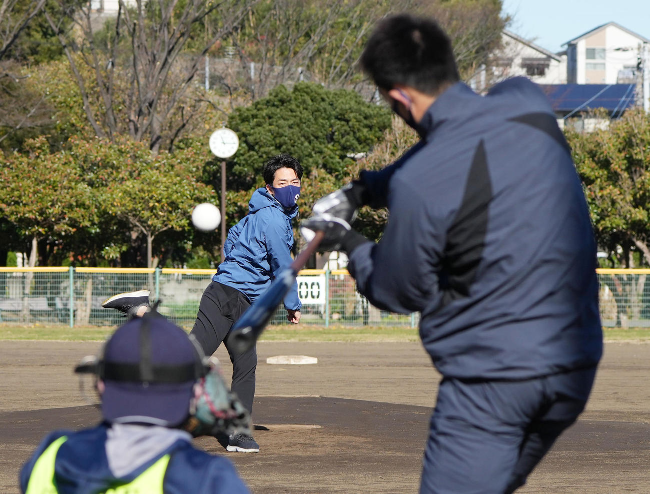 野球教室で小泉進次郎氏（中央）と対決し、二飛に倒れる秋山（撮影・菅敏）