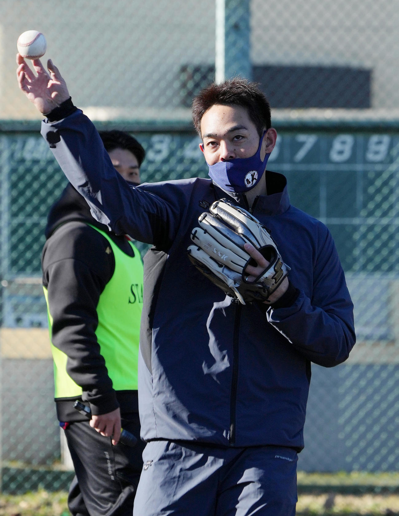 野球教室で子どもたちを前にキャッチボールをするレッズ秋山（撮影・菅敏）