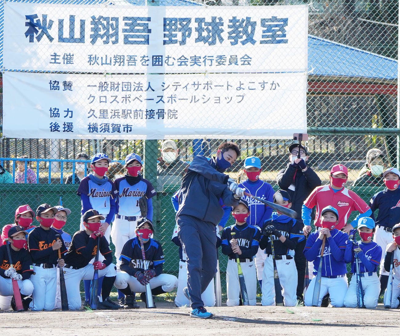 野球教室で子どもたちの前でバッティングを披露するレッズ秋山（撮影・菅敏）
