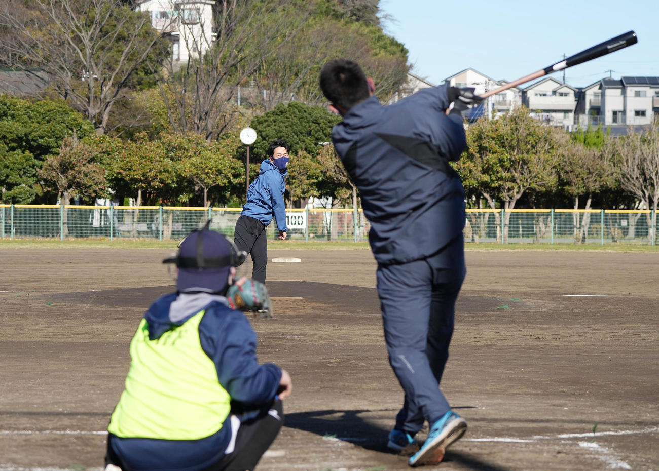 野球教室で小泉進次郎氏（中央）と対決し、二飛に倒れる秋山（撮影・菅敏）