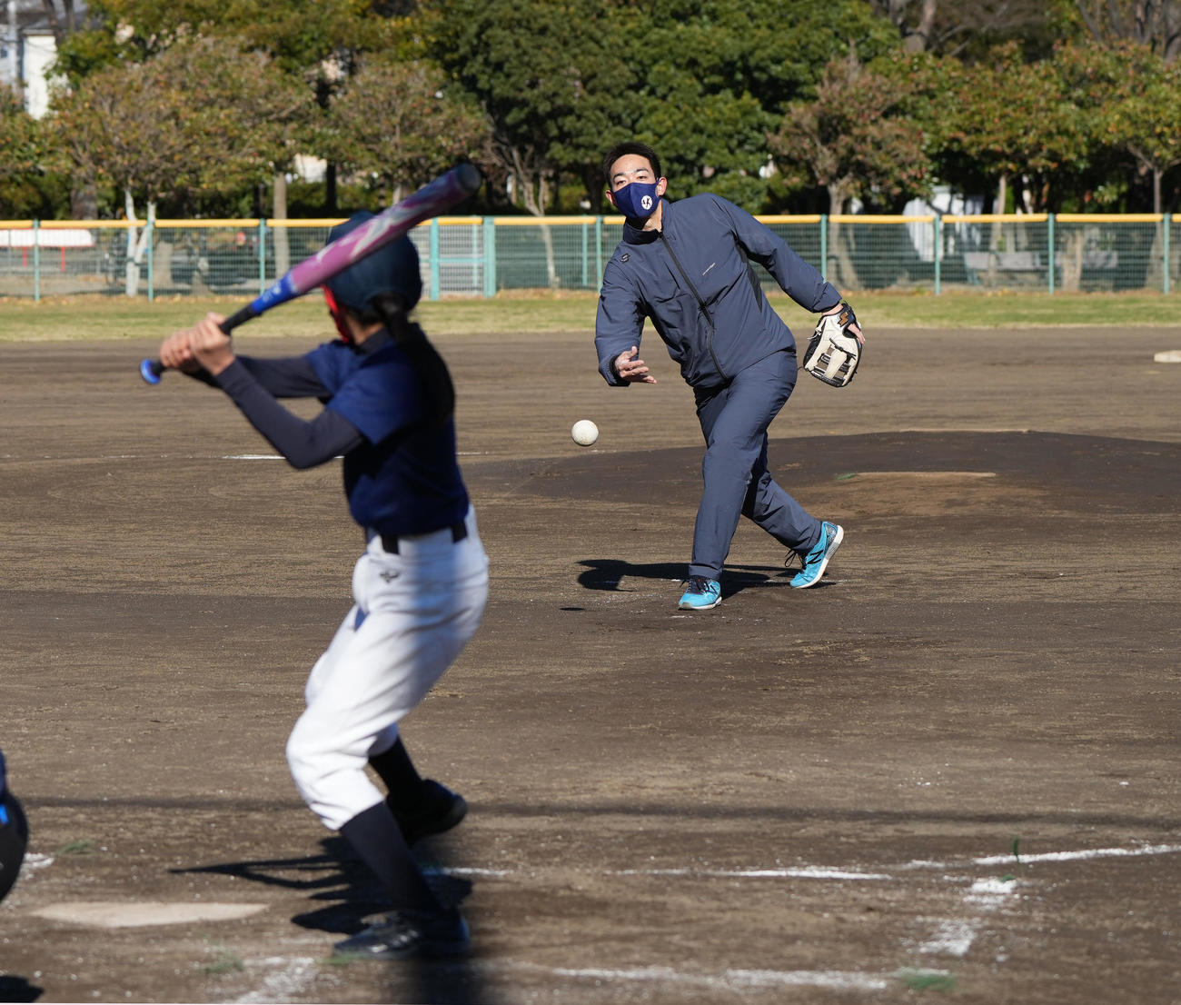 野球教室で子どもたちとソフトボールで対決するレッズ秋山（撮影・菅敏）