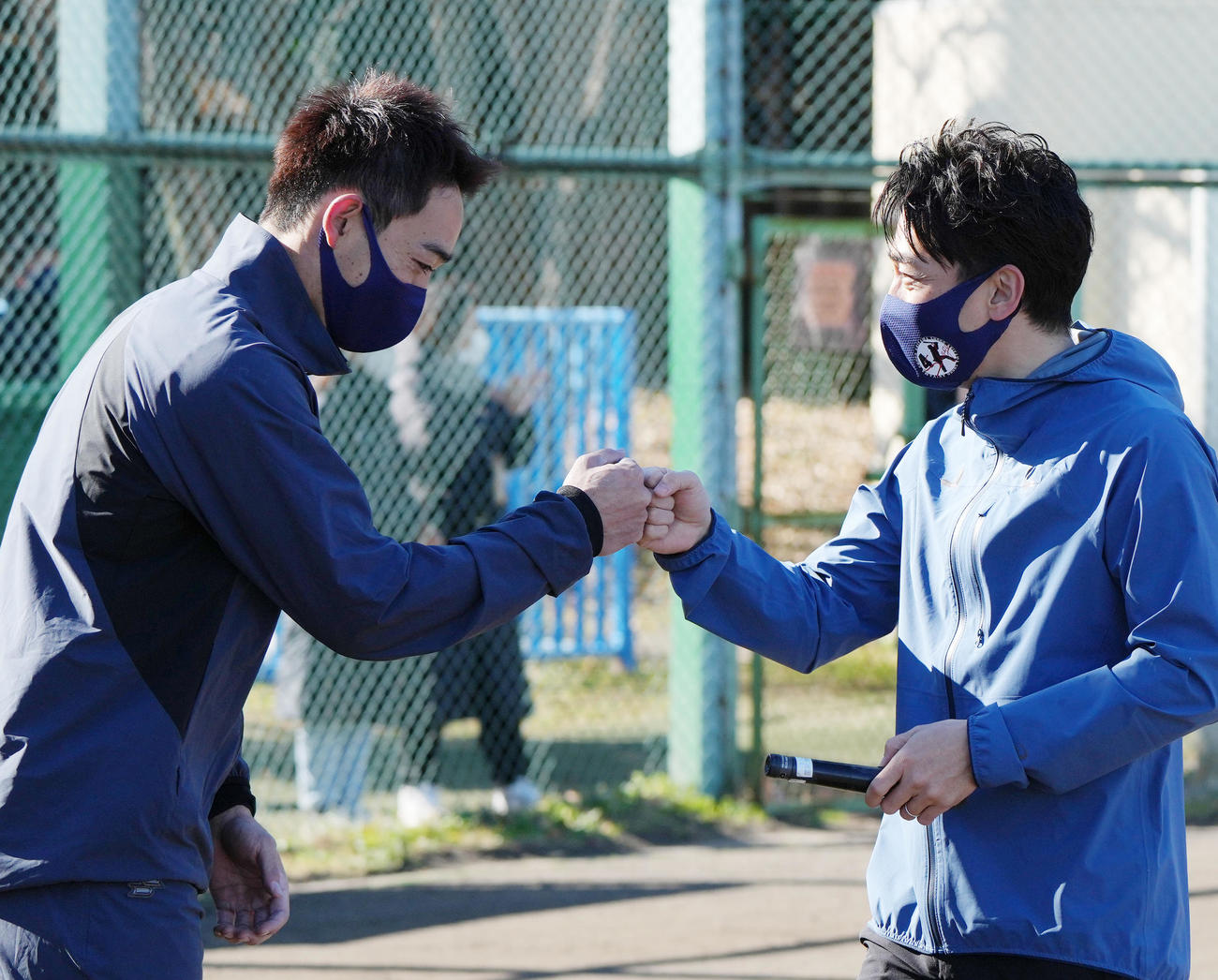 野球教室の閉会式でスピーチを終えた小泉進次郎氏（右）とタッチをするレッズ秋山（撮影・菅敏）