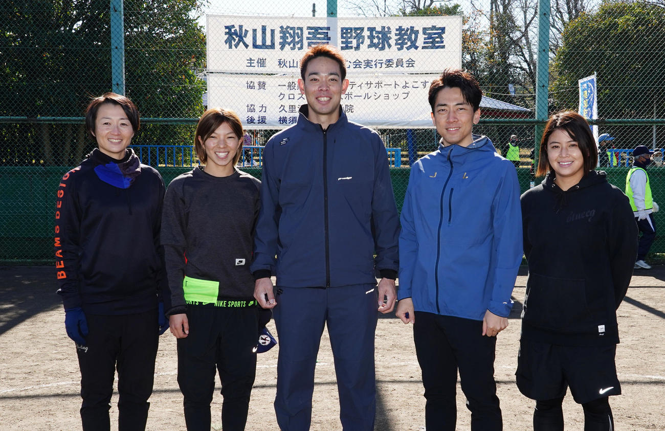 野球教室を終え記念写真に納まる、左から西武ライオンズレディース山崎、阪神レディース浅野、レッズ秋山、小泉進次郎氏、西武レディース六角（撮影・菅敏）