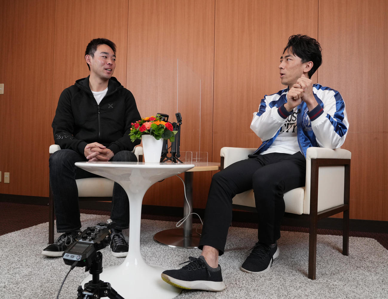 対談する小泉進次郎氏（右）とレッズ秋山（撮影・菅敏）