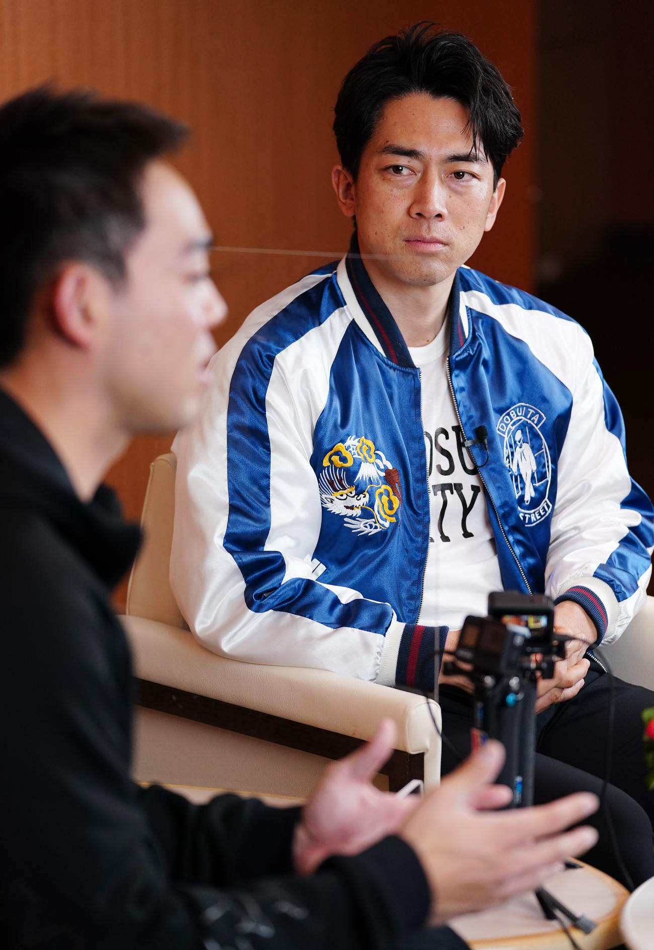 レッズ秋山（左）と対談する小泉進次郎氏（撮影・菅敏）