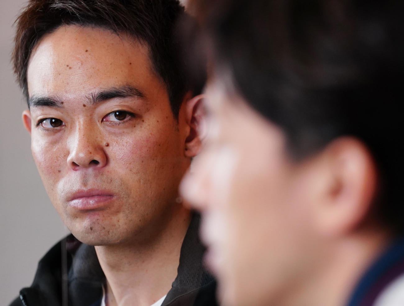 小泉進次郎氏（右）と対談するレッズ秋山（撮影・菅敏）