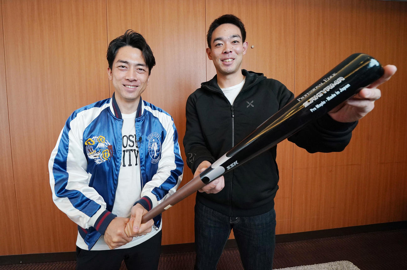 対談でバットを手に笑顔を見せる小泉進次郎氏（左）とレッズ秋山（撮影・菅敏）