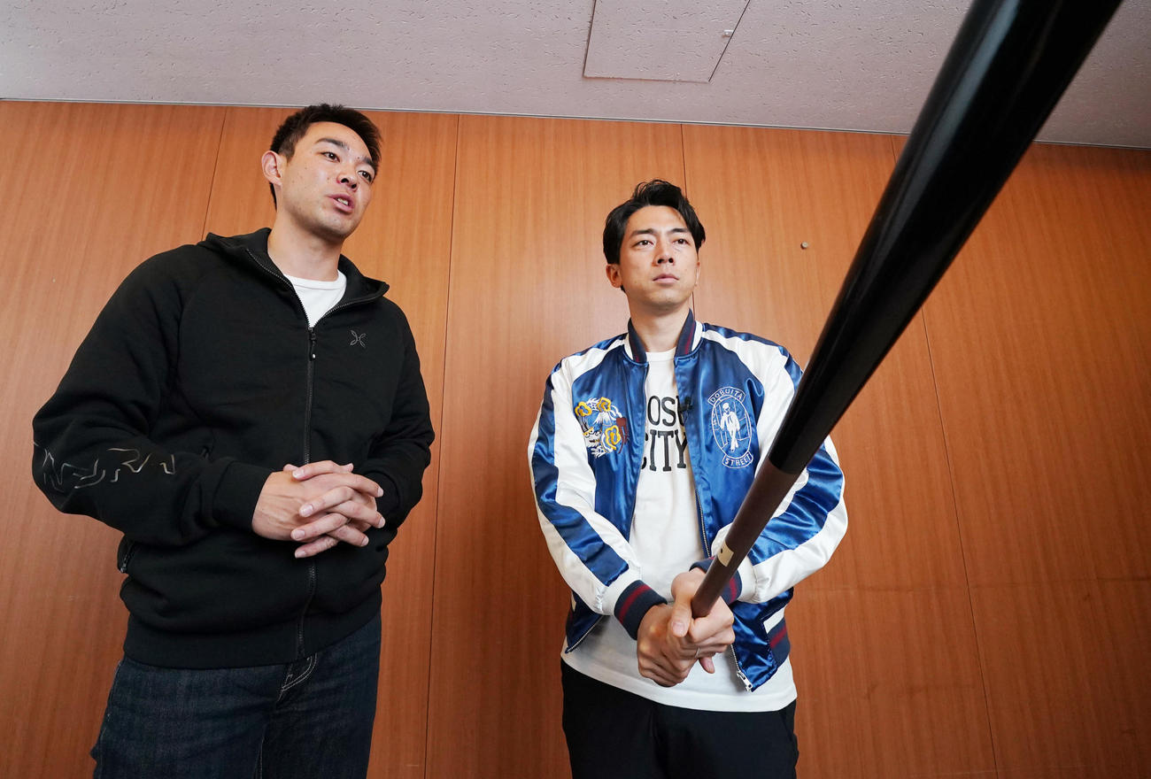 バットを手にレッズ秋山（左）と話す小泉進次郎氏（撮影・菅敏）