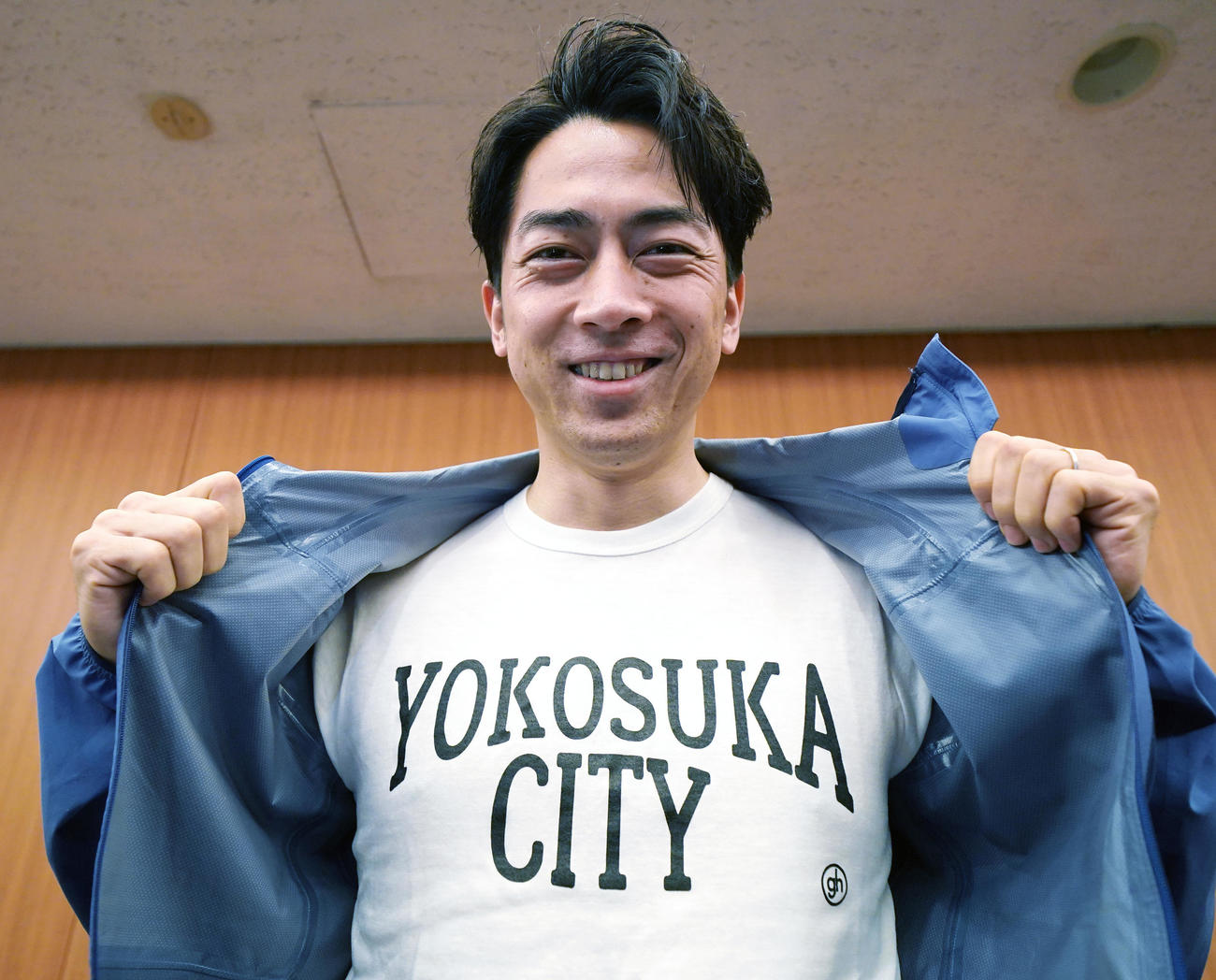「YOKOSUKA　CITY」と書かれたTシャツを披露する小泉進次郎氏（撮影・菅敏）