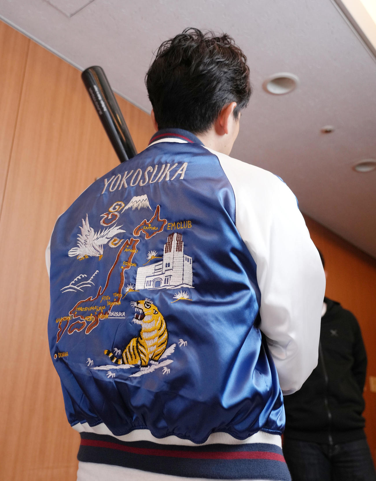 スカジャン姿でレッズ秋山と対談した小泉進次郎氏（撮影・菅敏）