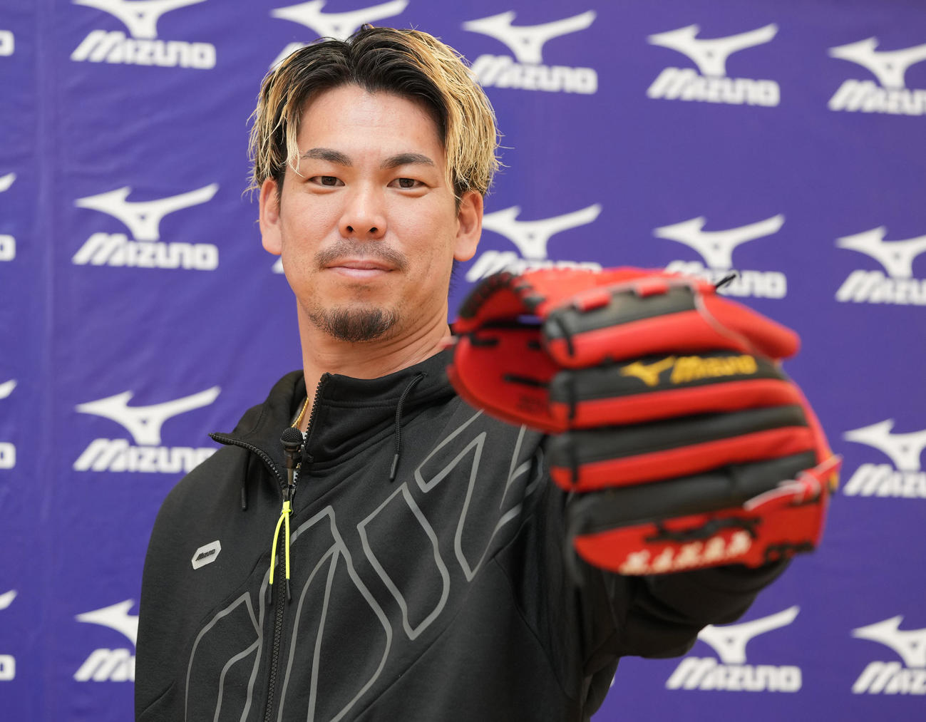 今季使用するミズノのグラブをはめ、ポーズを取るツインズ前田（撮影・鈴木みどり）