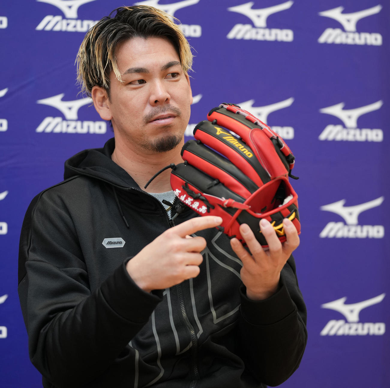 今季使用するミズノのグラブを手にするツインズ前田（撮影・鈴木みどり）