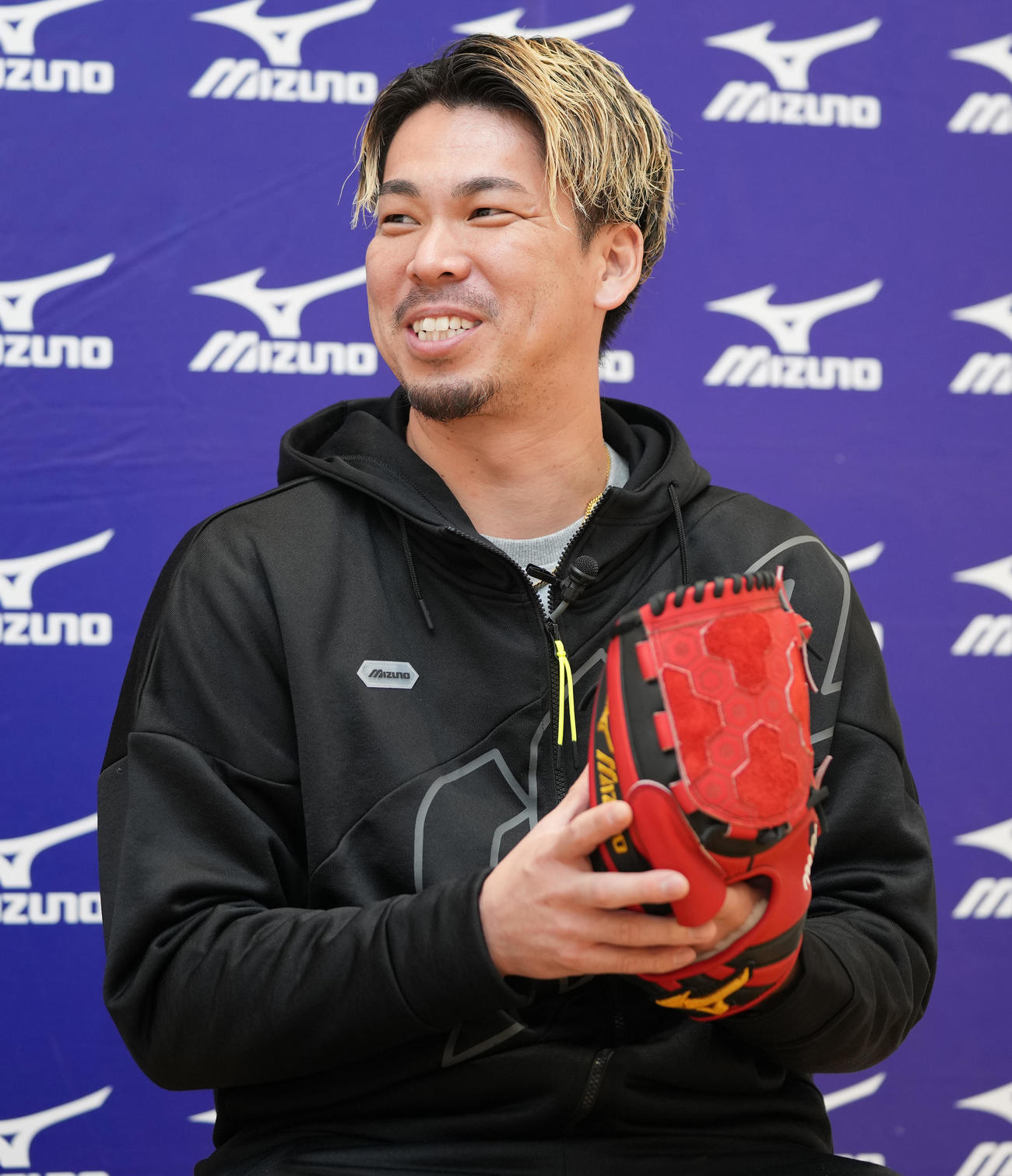 今季使用するミズノのグラブをはめるツインズ前田（撮影・鈴木みどり）