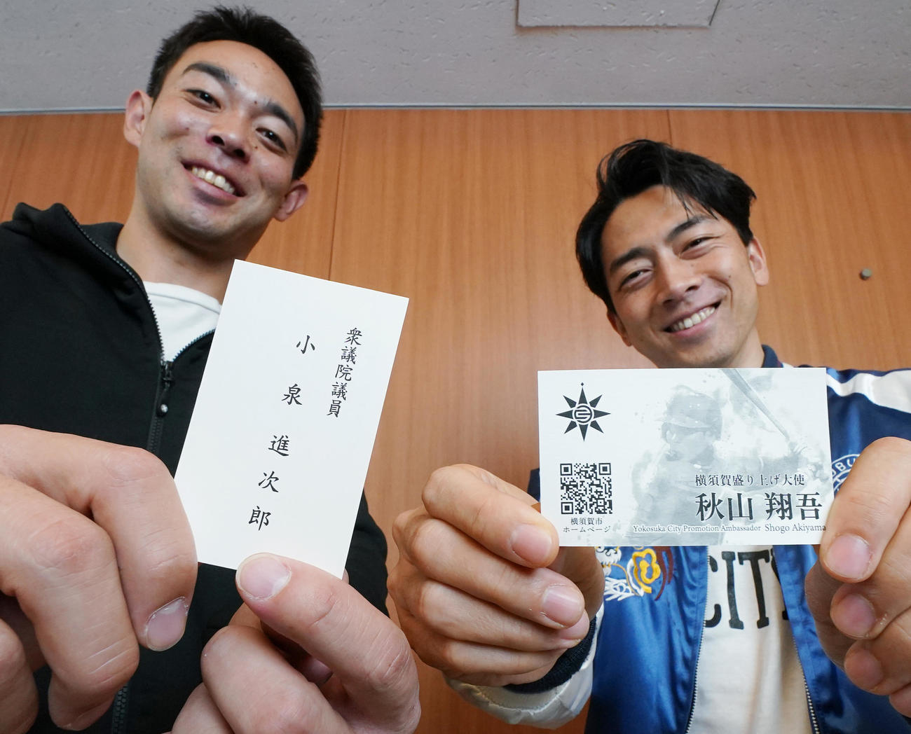 交換した名刺を手に笑顔を見せる小泉進次郎氏（右）とレッズ秋山（撮影・菅敏）